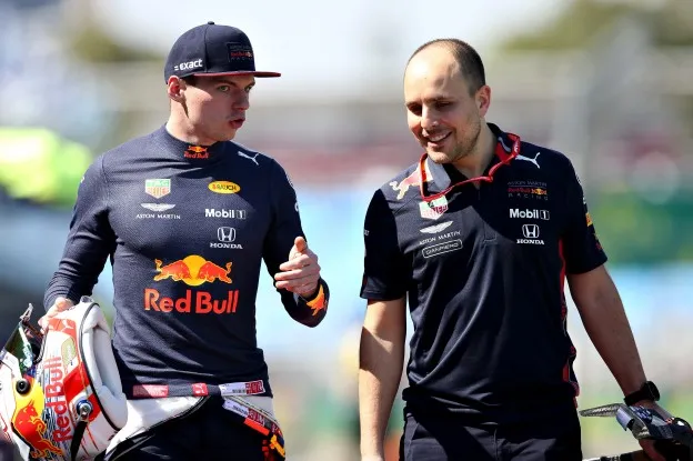 Horner: 'Soms managet Verstappen zijn engineer op de pitwall'