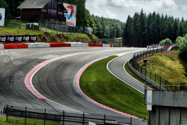 Circuit Spa-Francorchamps past bandenstapels aan wegens ongeluk Hubert