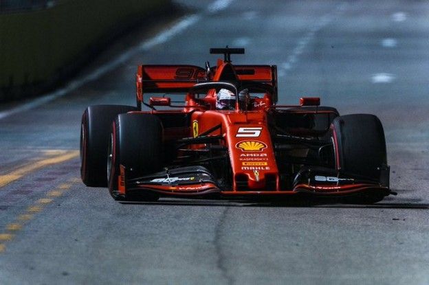 Vettel verrast teamgenoot Leclerc en wint Grand Prix van Singapore