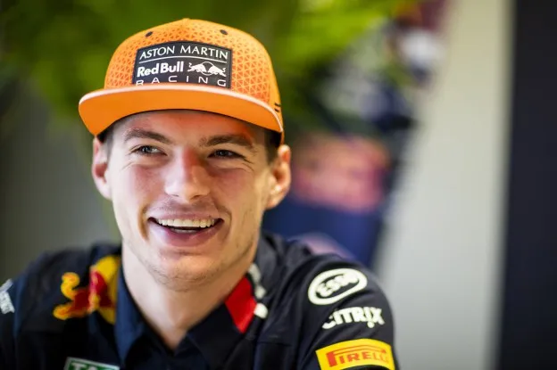 Verstappen over Hamilton’s milieu-uitspraken: ‘Ik hou van benzine’