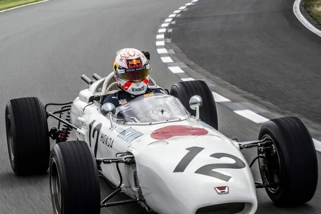 Foto's: Verstappen rijdt in oude V12 Formule 1-auto van Honda uit 1965