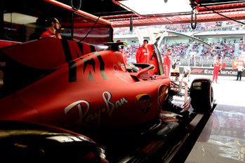 Strijd tussen Leclerc en Vettel: 'Dat is men bij Ferrari niet gewend'