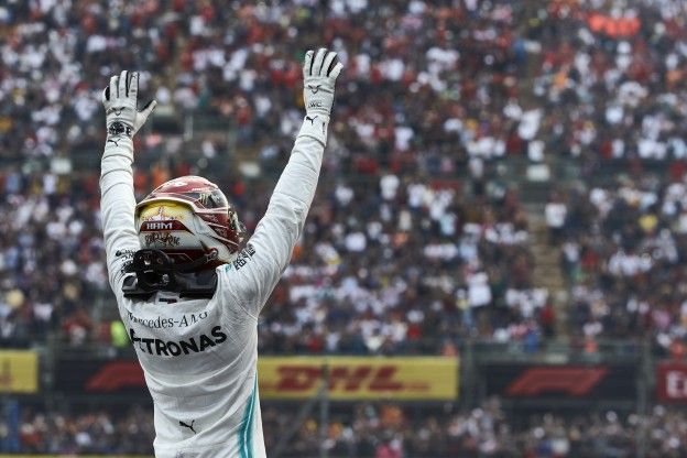 Hamilton weerlegt gesuggereerd gemak van wereldtitel: 'Dit was het lastigste jaar tot nu toe'