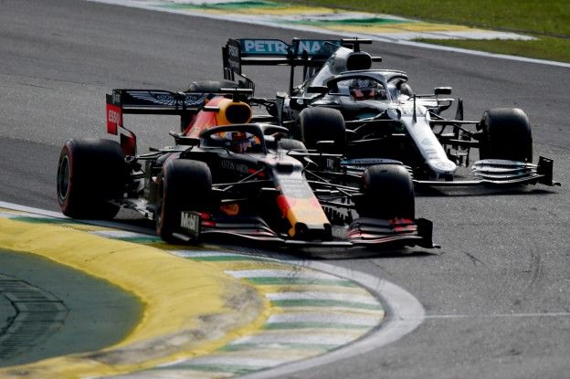 Mercedes: 'Dat Hamilton werd ingehaald door Verstappen bij herstart, lag niet aan banden'