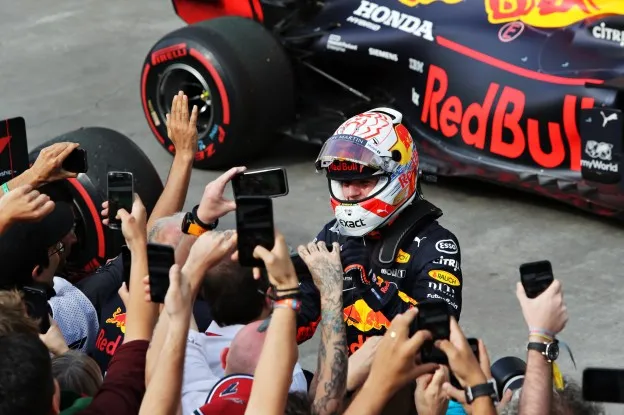Manager Verstappen licht toe: 'Max voelt zich bij het team als een vis in het water'