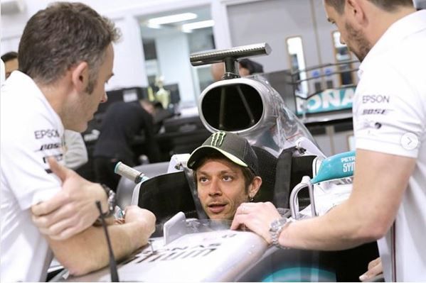 Rossi: 'Hamilton denkt dat ik nog niet te oud ben voor de Formule 1'