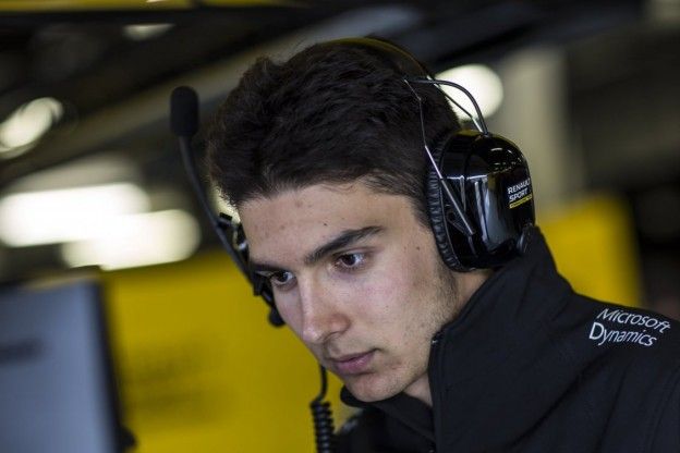 Ocon crashte zijn Renault onder toeziend oog van de CEO in de pitstraat
