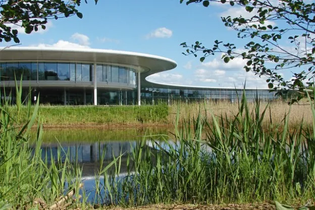 McLaren zet hoofdkwartier in Woking te koop