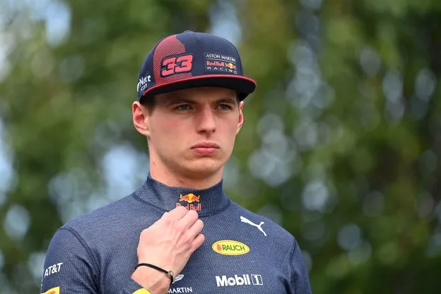 Verstappen streamt simraces vanaf nu op eigen Twitch-kanaal