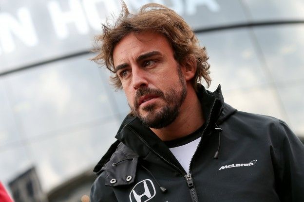 Alonso twijfelt aan derde wereldtitel bij Renault: 'Ik zou graag ja willen zeggen'