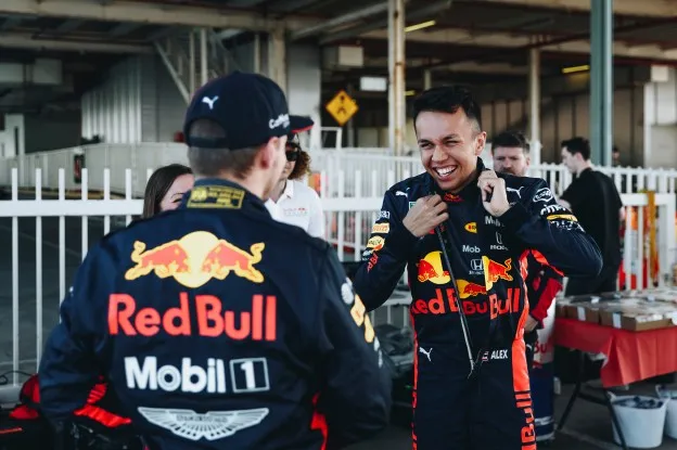 Albon: 'Verstappen is veel normaler dan mensen denken'
