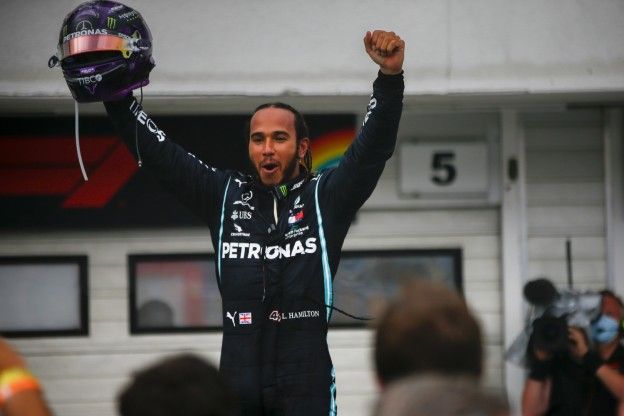 Waarom mocht Hamilton de race uitrijden? 'Hij bracht niemand in gevaar'