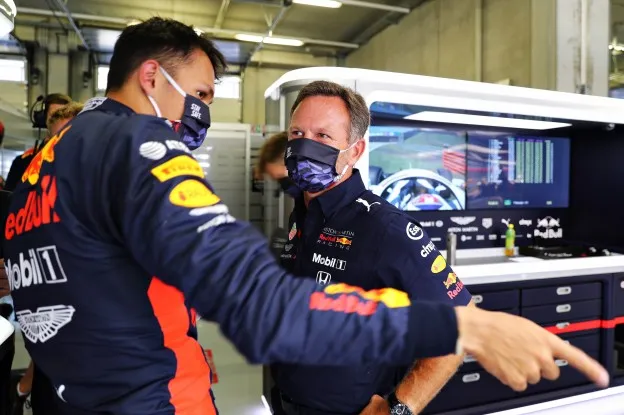 Horner teleurgesteld na crash Albon: 'Dit kost bakken met geld'