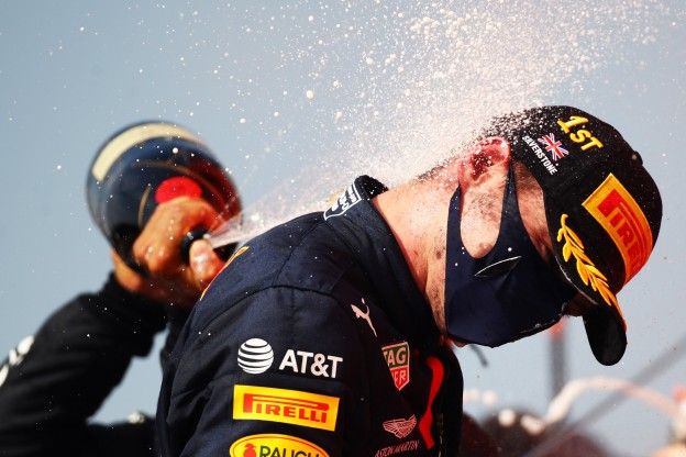Achtergrond | Waarom spuiten F1-coureurs eigenlijk met champagne op het podium?
