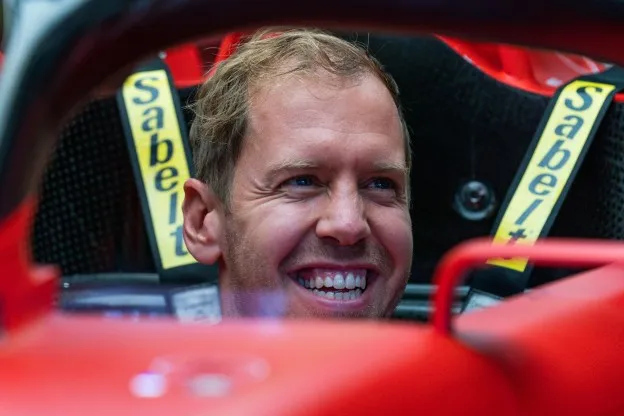 Vettel verrast over podium: 'Toen ik dat bij Leclerc zag, pakte ik mijn kans'