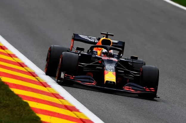 Verstappen: 'Het scheelde niet veel of ik had een lekke band'