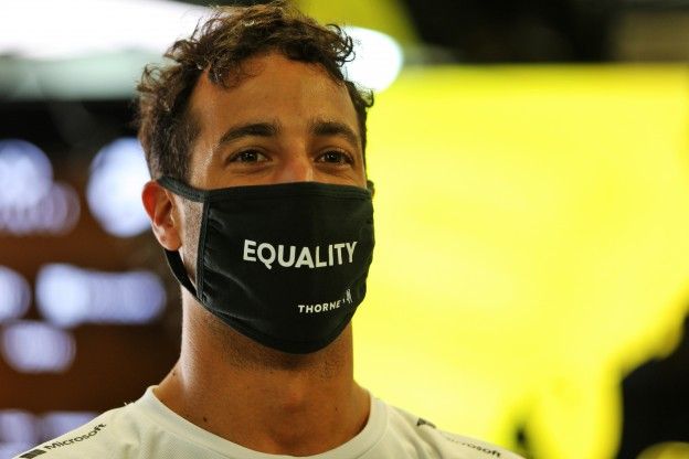 Ricciardo legt ontstaan shoey uit: 'Ik wilde gewoon iets nieuws doen'