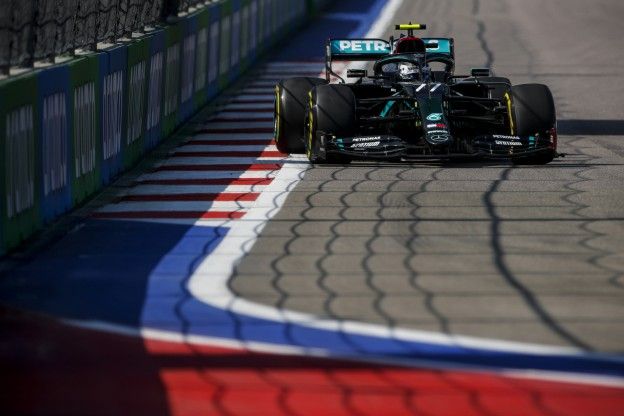 Bottas wint eenvoudig GP Rusland, Verstappen tweede na straf Hamilton