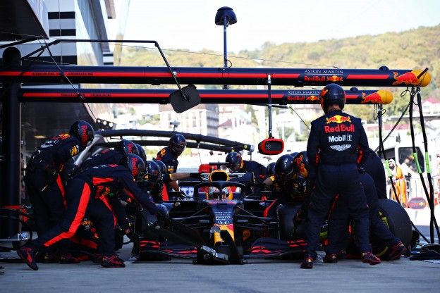 Red Bull neemt volle punten mee na bizar snelle pitstop Verstappen in Rusland