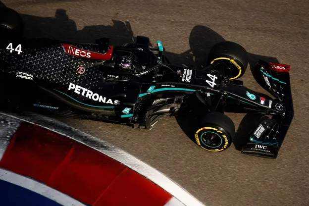 Hamilton nog steeds niet eens met penalty's in 2020: 'Straffen waren niet noodzakelijk'