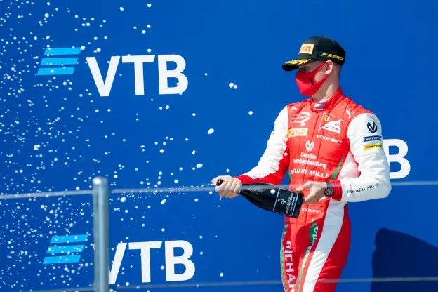 Onderweg naar F1 | Superieure Schumacher zet zoden aan de dijk
