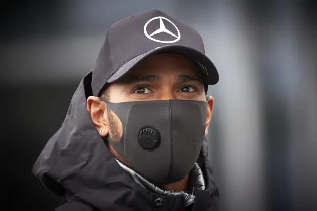 Hamilton tekent pas bij na titel: 'Ik wil doorgaan, maar weet niet hoelang'
