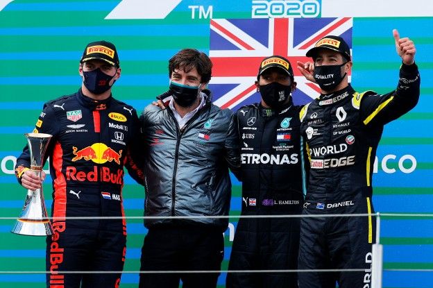 Ricciardo begrijpt frustraties Verstappen: 'Dat is een ondankbare plek'