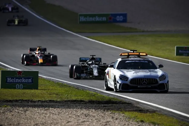 Mayländer: 'Verstappen dringt niet te veel aan achter de safety car'