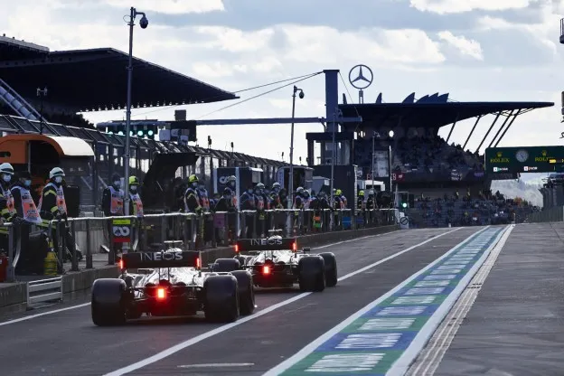 Mercedes: 'Het kwalificatiemodus-verbod heeft ons pijn gedaan'