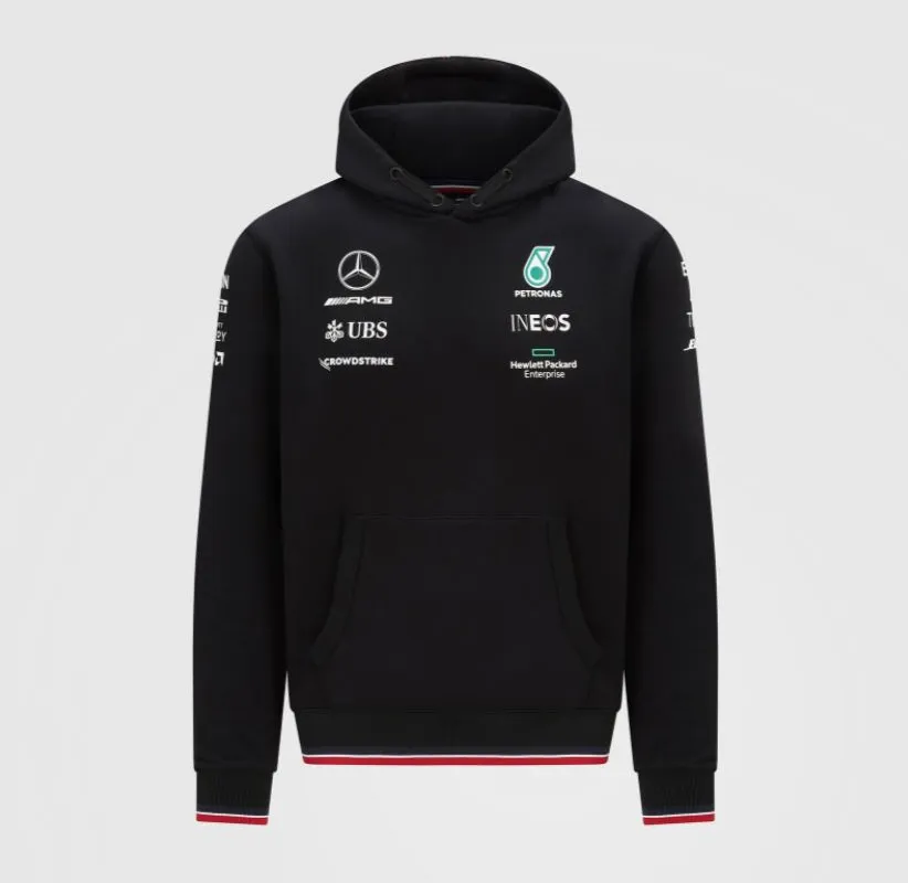 Bekijk de fonkelnieuwe kledingcollectie van Mercedes!