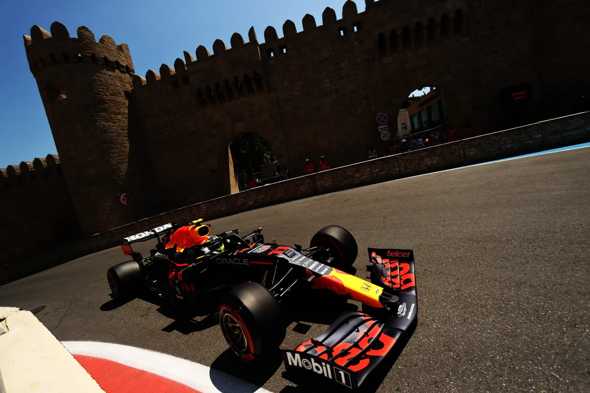 Verstappen crasht door klapband en valt uit GP Baku vanaf leidingspositie