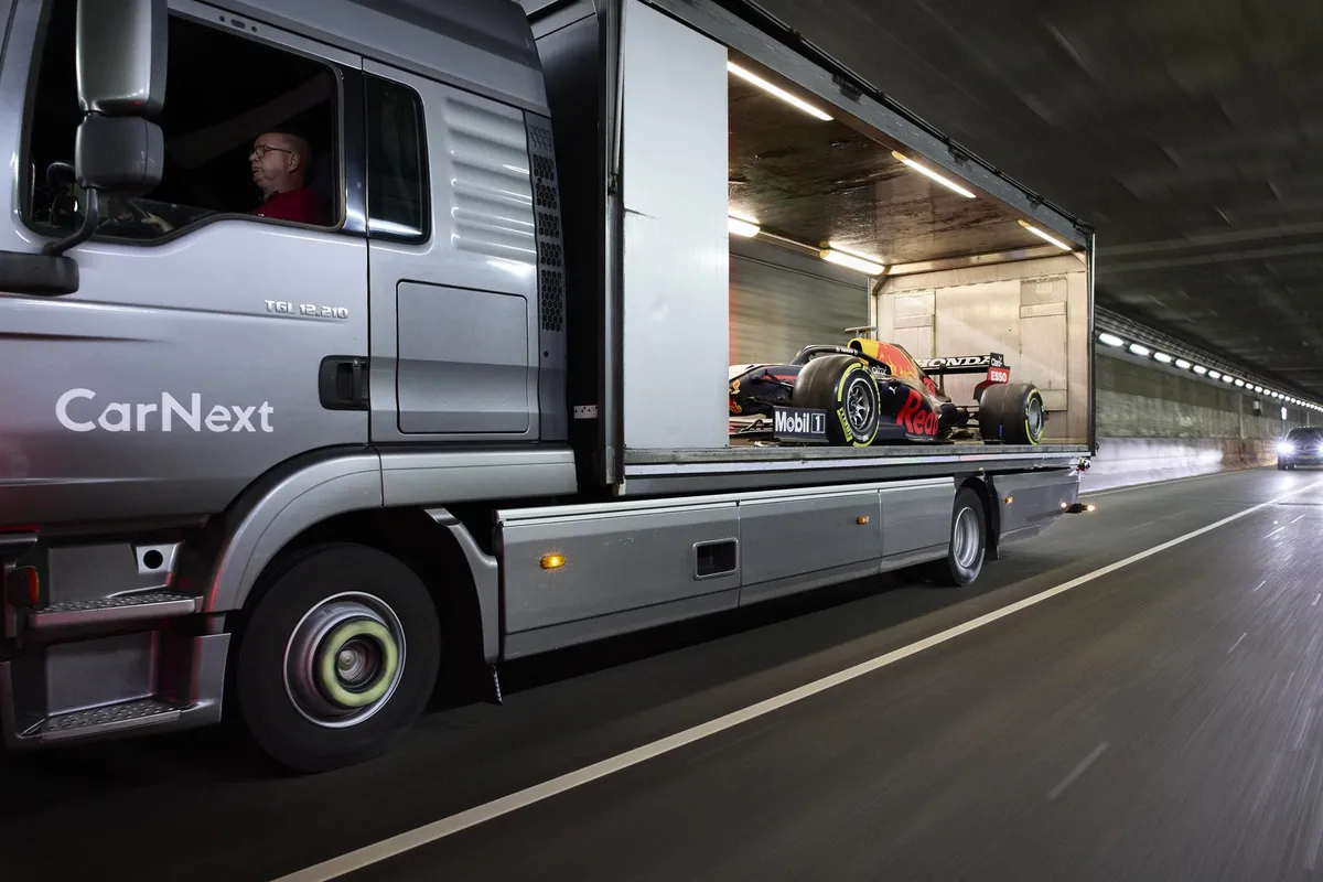 Amsterdammers getrakteerd op rondtoerende RB14, Red Bull-auto nu in Lelystad