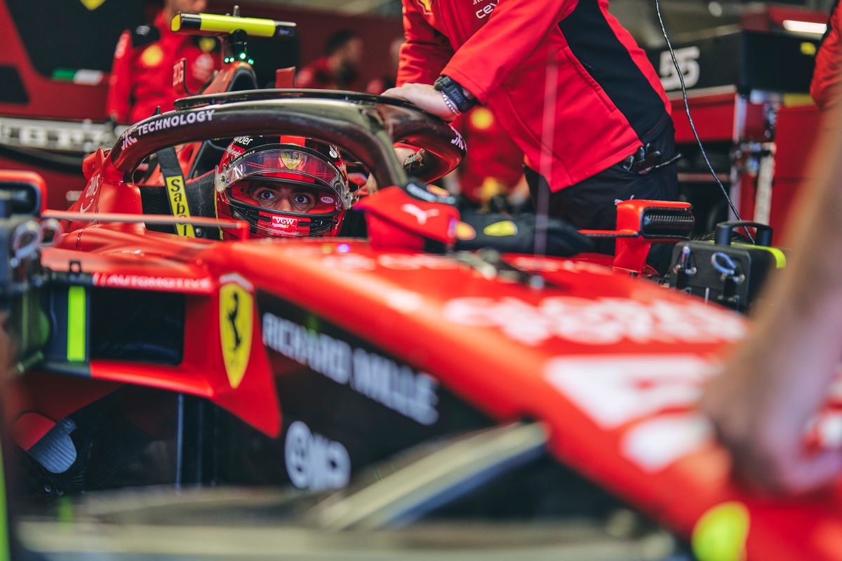 Verslag VT1 | Red Bull en Mercedes richten zich op de race, Ferrari pakt P1 en P2