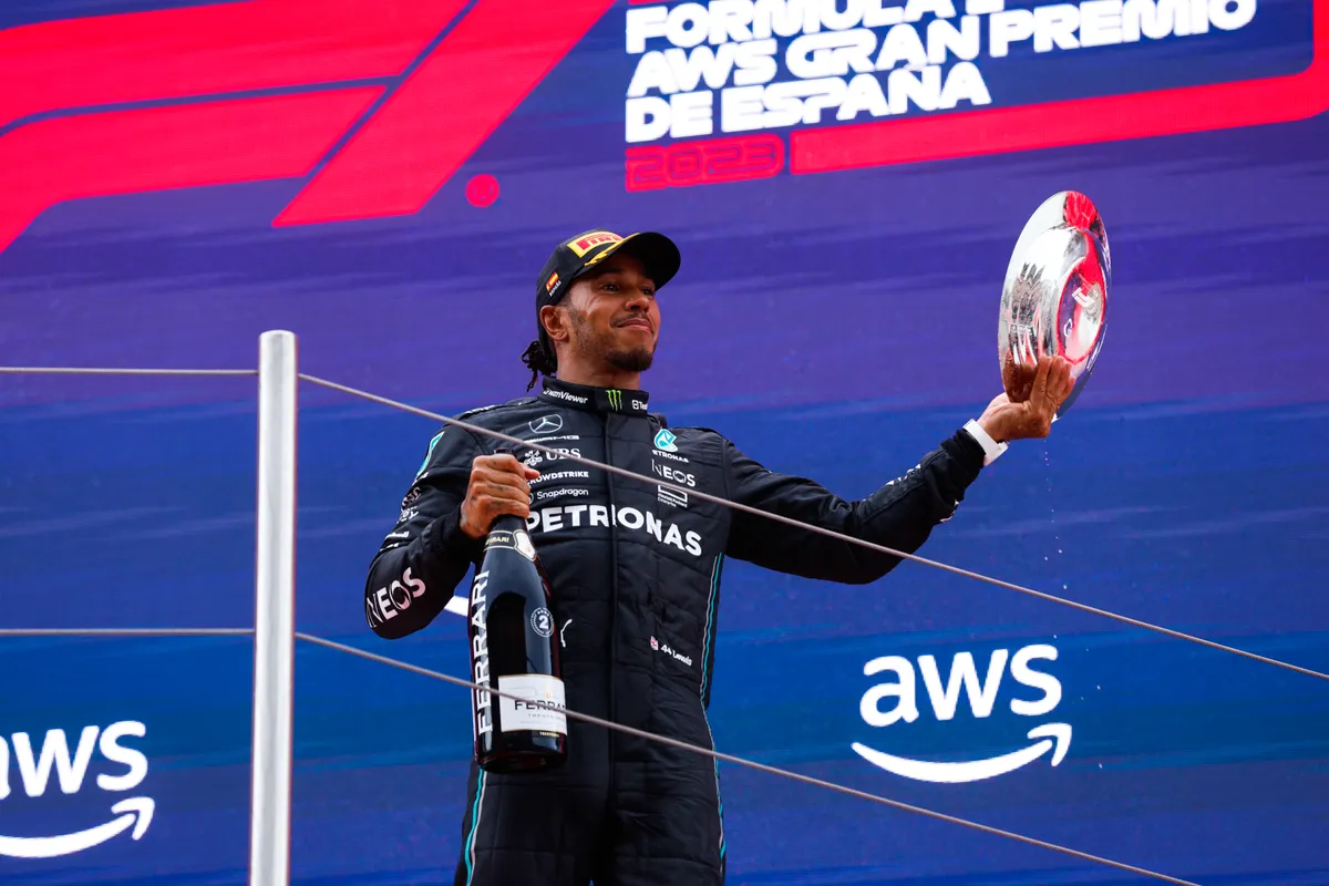 Hamilton ziet verbeteringen bij de W14: 'Auto is nu stukken beter dan aan het begin'