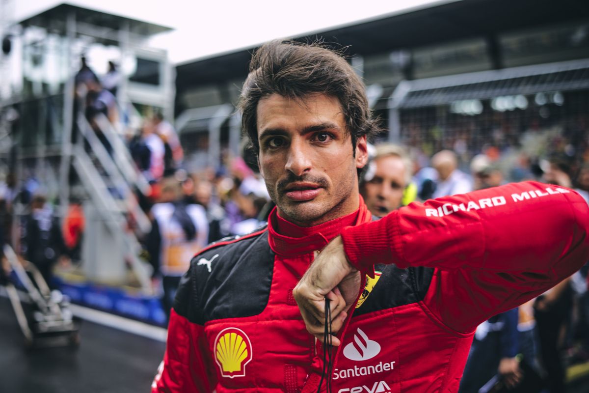 Sainz gefrustreerd na dubbele pitstop met Leclerc: 'Dan krijg ik dit ervoor terug'