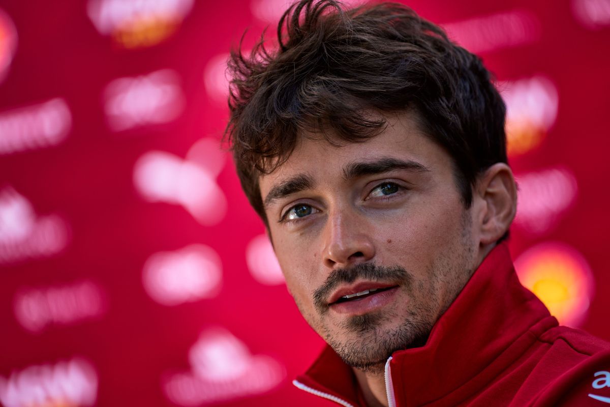 Ondertussen in F1 | Leclerc genoot strak in pak van potje tennis in Monaco