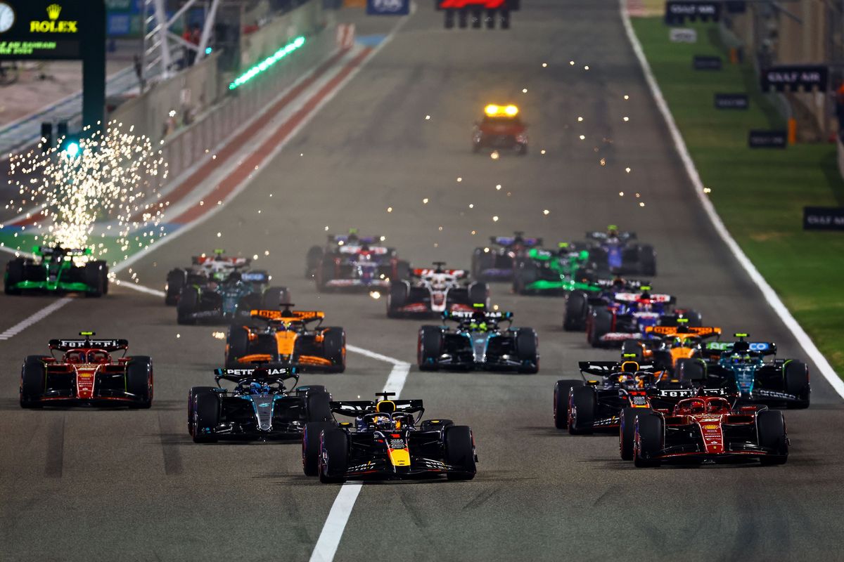 Boordradio's GP Bahrein | Verstappen rijdt rustig naar overwinning: 'Laat maar weten als ik moet pushen'