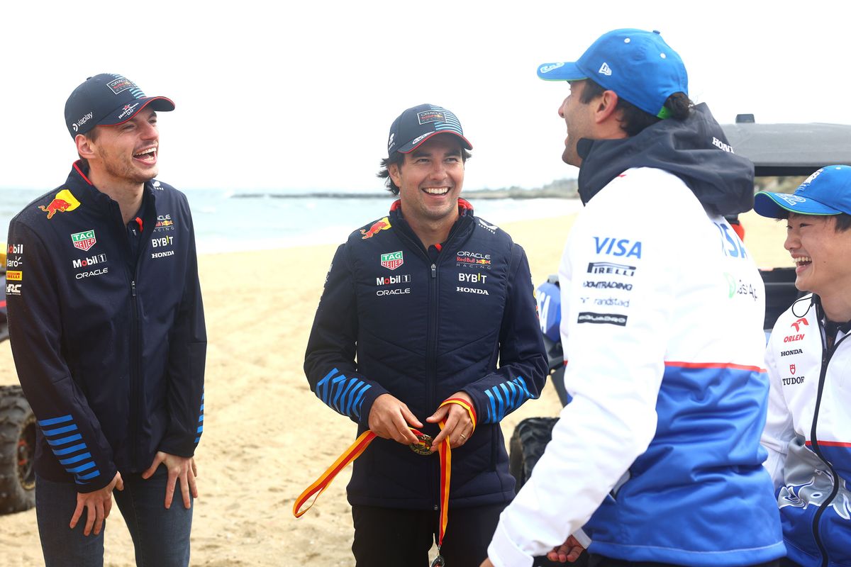 Ondertussen in F1 | Pérez en Verstappen haasten zich in strijd met RB-coureurs: 'Oh my god!'