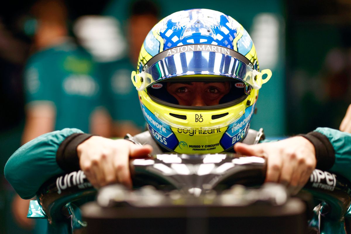 Alonso verrast door competitiviteit: 'Ik hield Verstappen een paar rondes achter me'