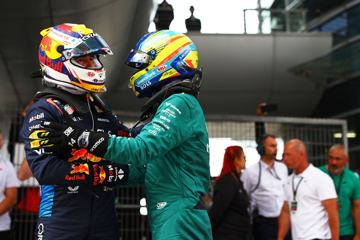 Alonso schaart zich achter Verstappen: 'Iedereen wil Red Bull destabiliseren, maar dat zal niet lukken'