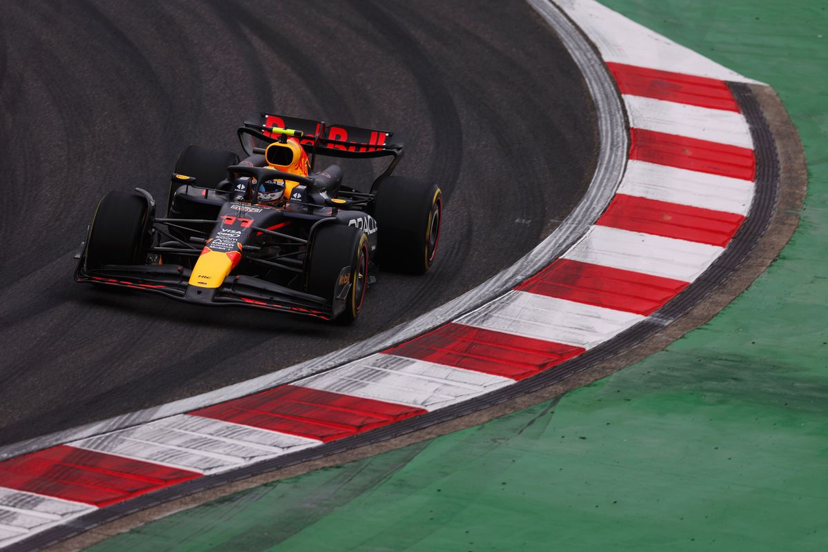 Spanjaarden zaten Pérez in de weg: 'Toen was het te laat om Lewis nog te pakken'