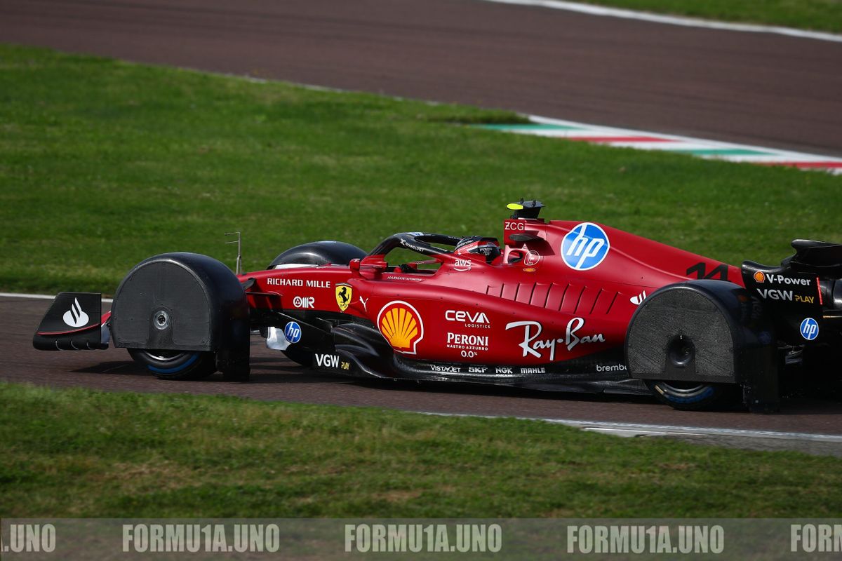 [FOTO'S] - Ferrari test tweede versie van wielkappen voor regensessies