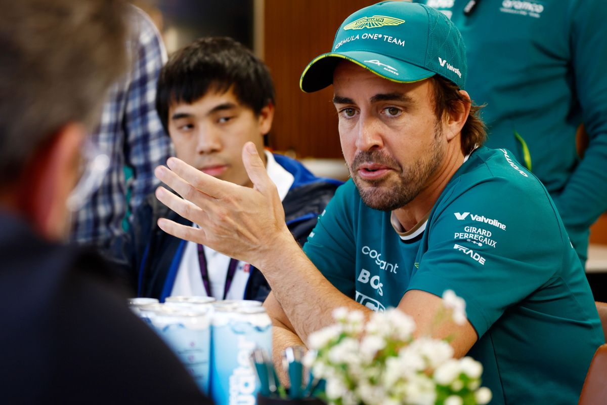 Alonso bekritiseert de FIA vanwege regeldrang: 'We kunnen eigenlijk niets doen'