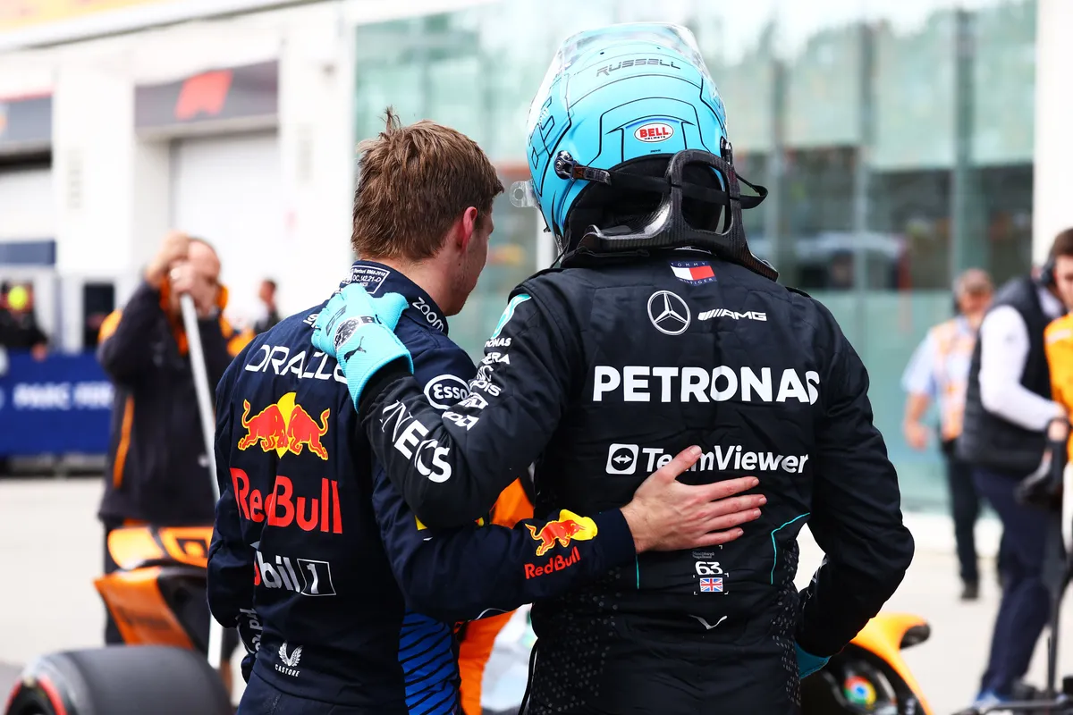 Russell betrekt Verstappen senior erbij: 'Max zat fout, want Jos is the boss'