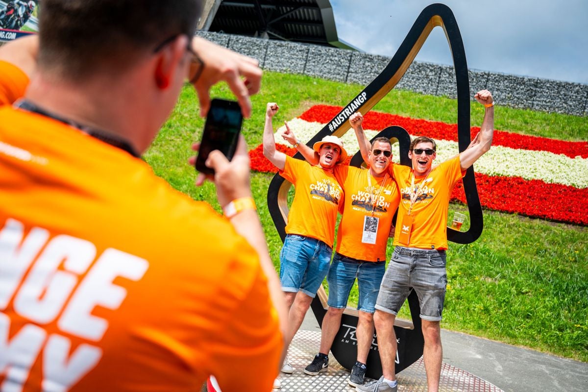 Verstappen met knipoog over McLaren: 'Die kleur oranje is lelijk!'