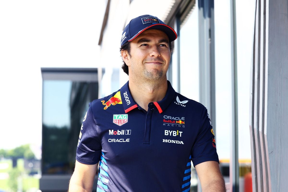 Ondertussen in F1 | Pérez komt trouwe viervoeter tegen op Silverstone: 'Hij ziet er verdwaald uit'