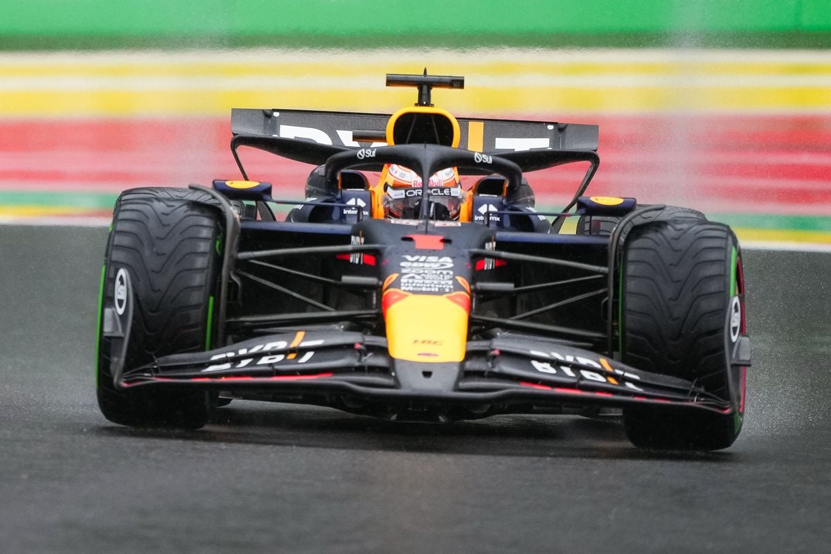 Verstappen geeft concurrentie rijles op nat Spa-Francorchamps, Leclerc erft eerste plek