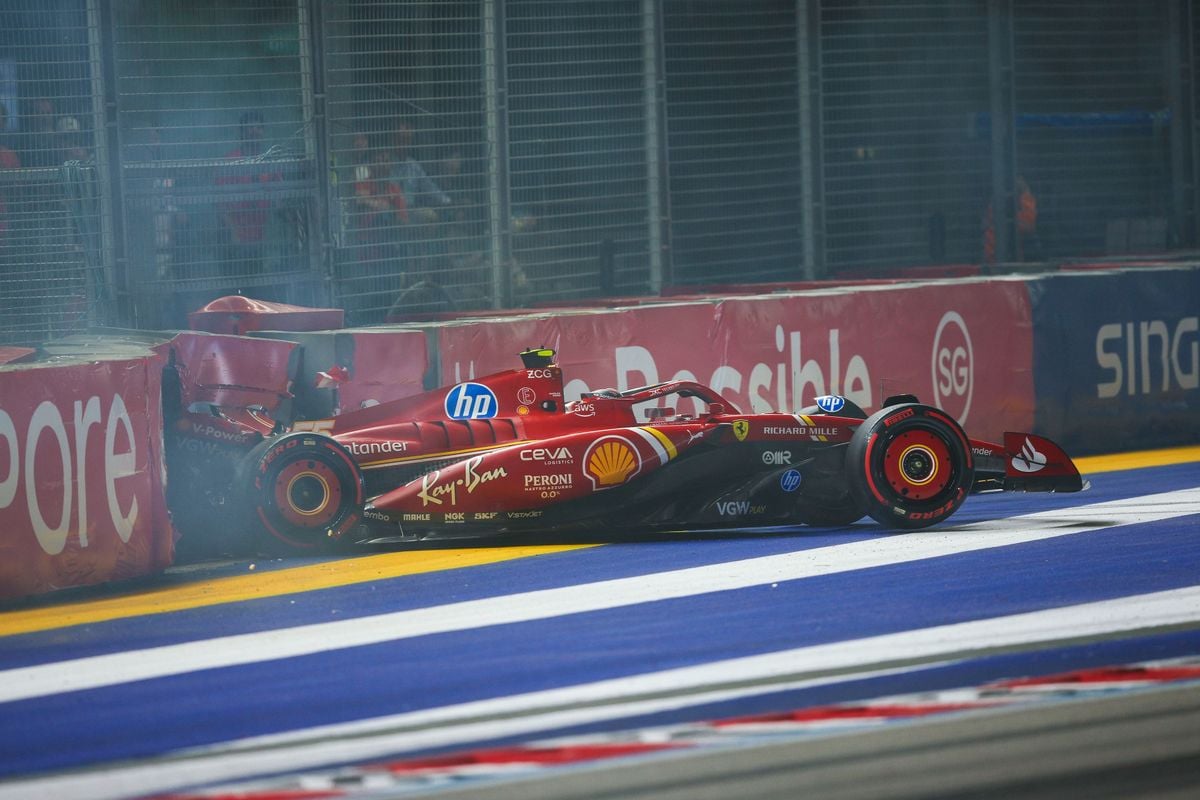 Brokkenpiloten | Sainz schrikt tam raceweekend in Singapore op met vreemde crash