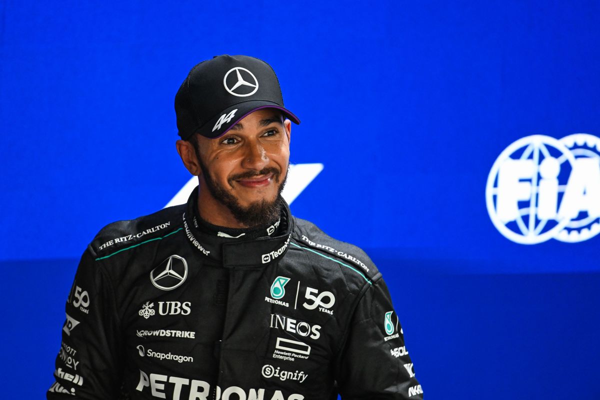 Hamilton niet blij na te vroege pitstop: 'Lastig om de emoties te beschrijven'