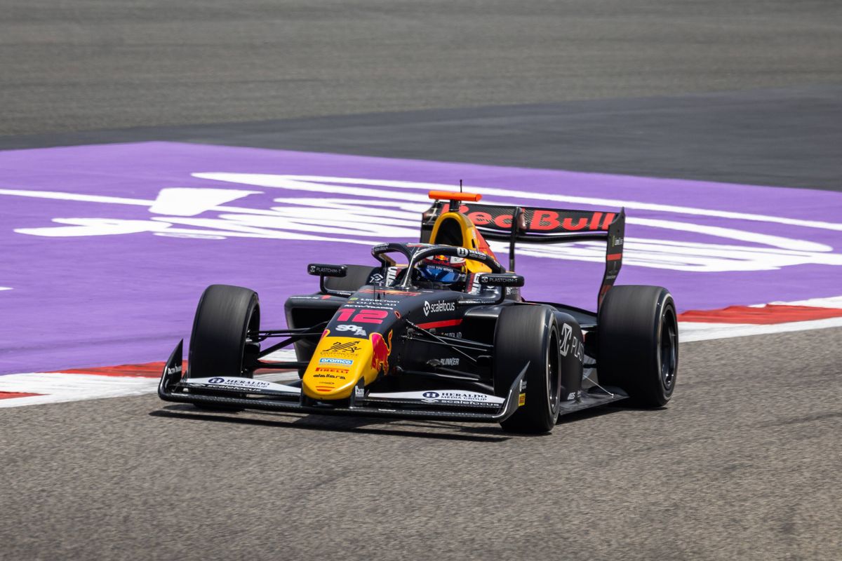 F2 en F3 in Bahrein | Red Bull-junior Tsolov wint onder grote druk, Van Hoepen buiten de punten